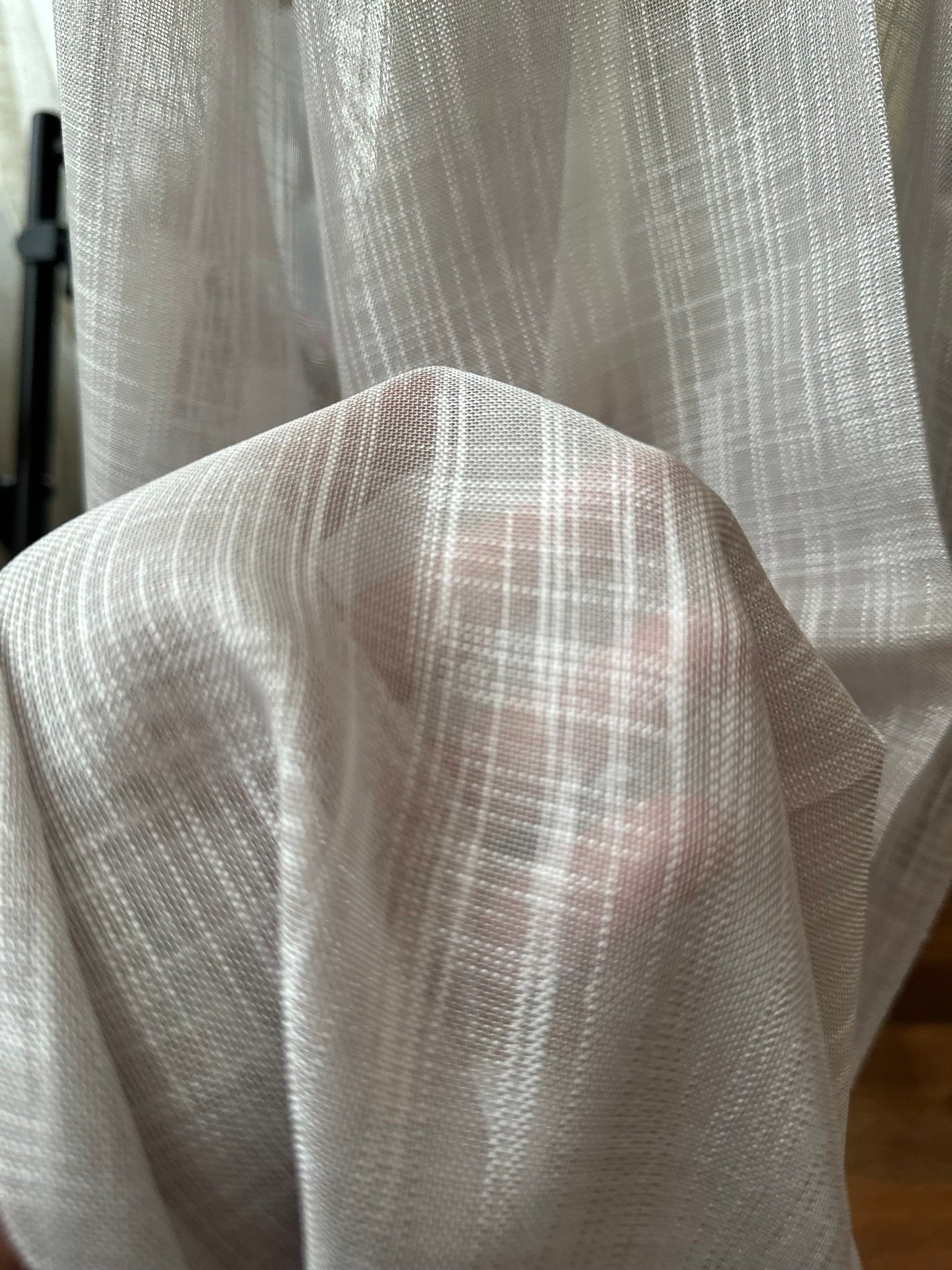 Ptextil - Тънко мрежесто перде Сантаса в кафяв цвят, с перделък Тънко мрежесто перде Сантаса в кафяв цвят, с перделък - Image 5